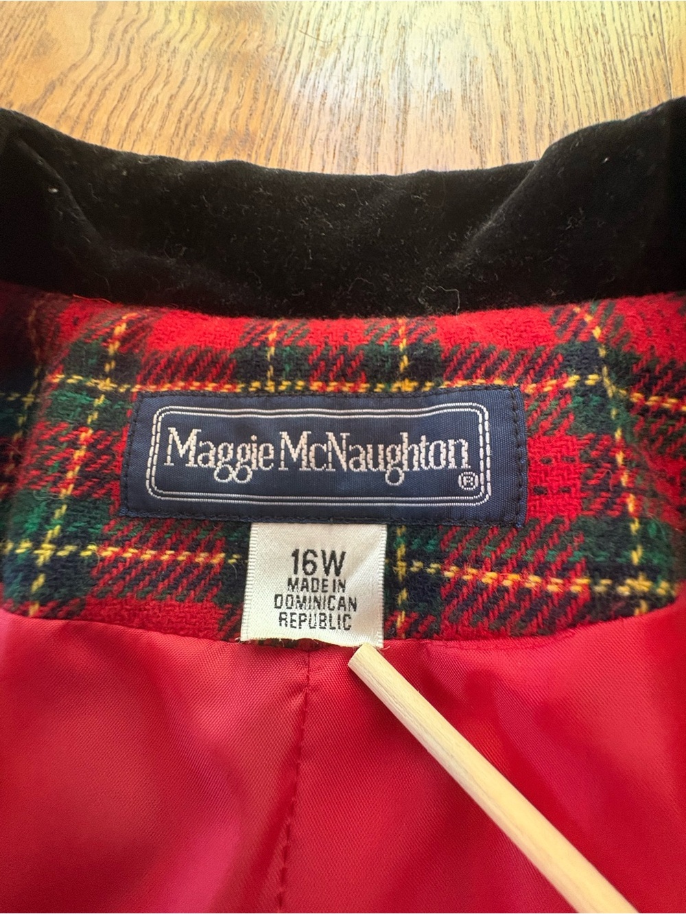 Vintage 80’s Maggie McNaughton Red Plaid Wool Vest Black Velvet Collar Size 16W - Picture 6 of 7